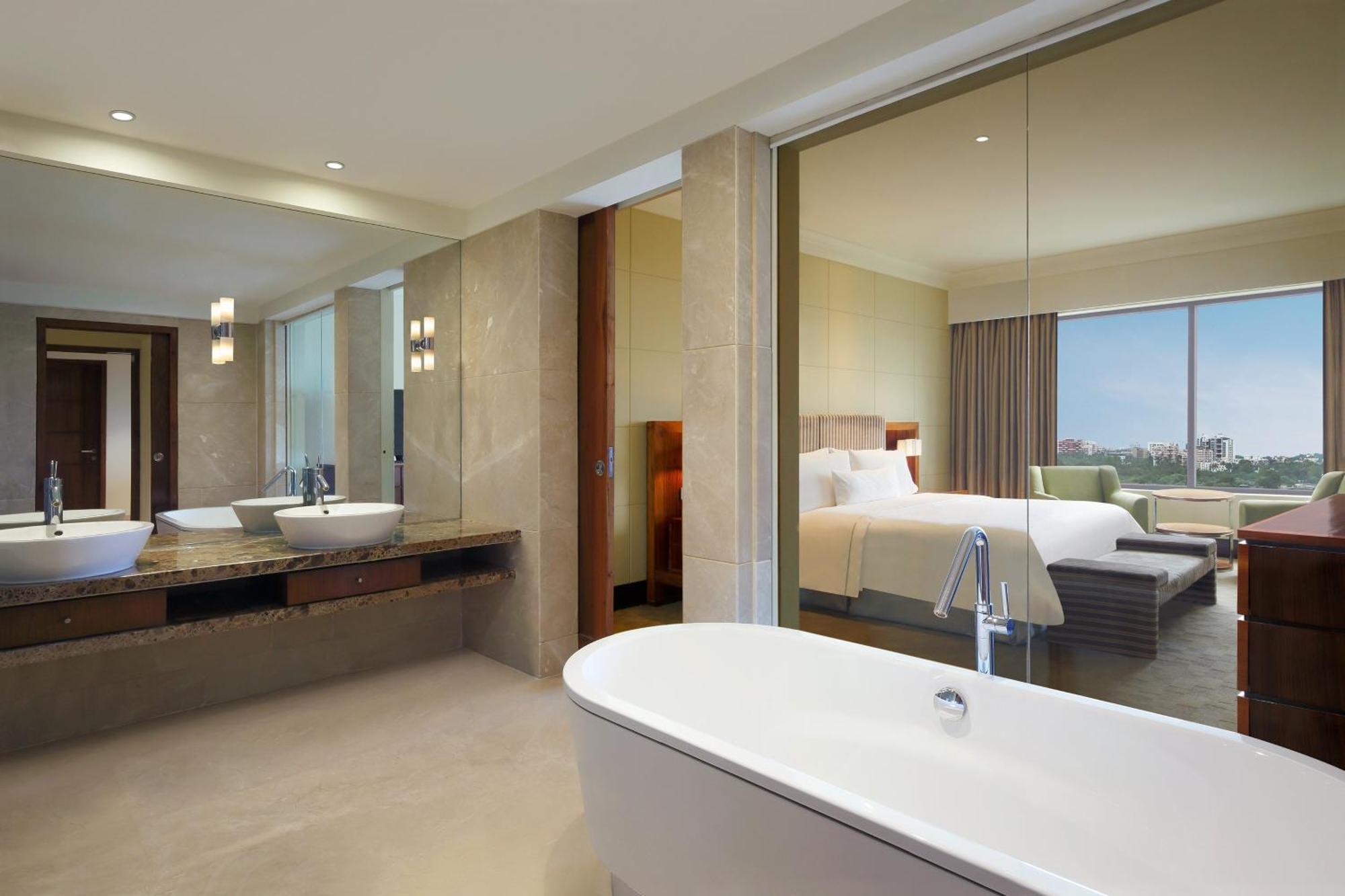 1 King Bed Executive Lounge Access Large Balcony Large Room Enjoy 11 on beverages during Golden Hours 4-8PM Mon-Sat