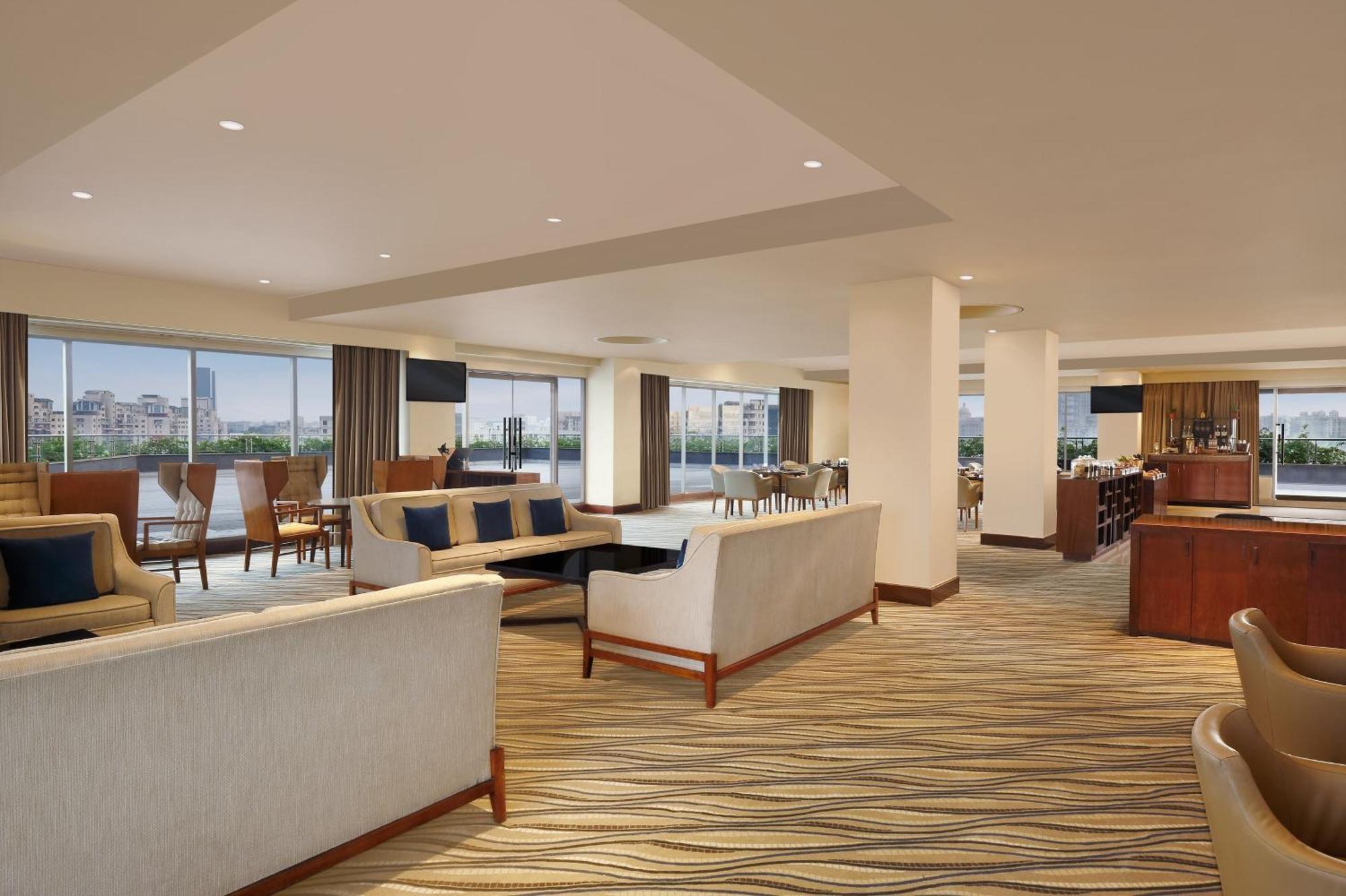 1 King Bed Executive Lounge Access Guest Room Enjoy 11 on beverages during Golden Hours 4-8PM Mon-Sat